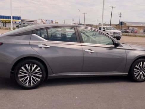 Used 2025 Nissan Altima 2.5 SV FWD image 2