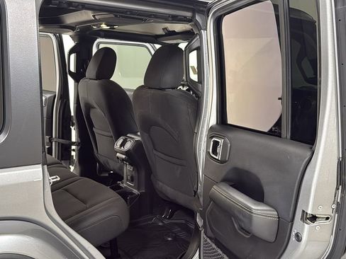 Used 2019 Jeep Wrangler Unlimited Sahara image 17