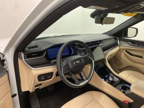 Used 2025 Jeep Grand Cherokee Limited w/ Luxury Tech Group II image 13