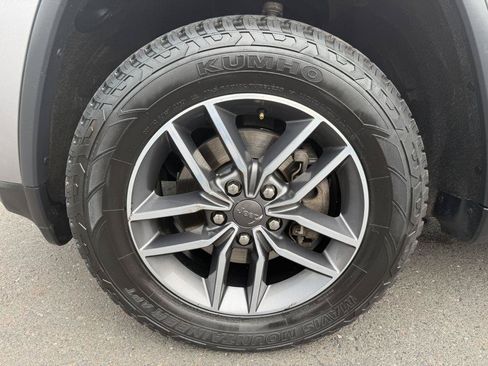 Used 2019 Jeep Grand Cherokee Laredo w/ 18" Wheel & 8.4" Radio Group AWD/4WD image 9