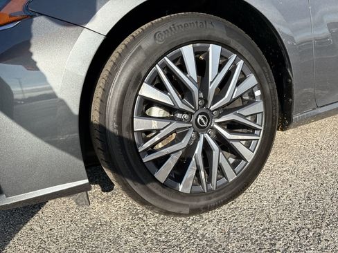 Used 2025 Nissan Altima 2.5 SV FWD image 18