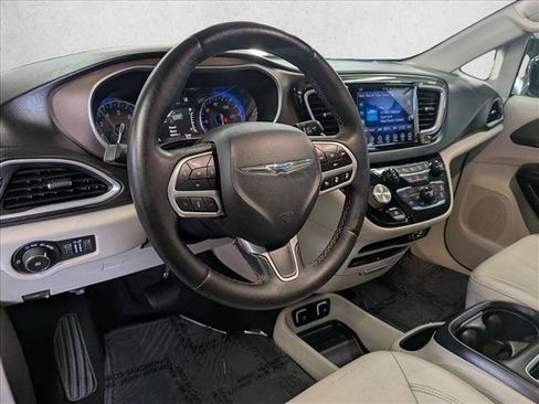Used 2017 Chrysler Pacifica Touring-L Plus FWD image 11