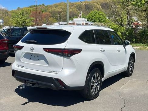 Used 2023 Toyota Highlander XLE AWD/4WD image 6