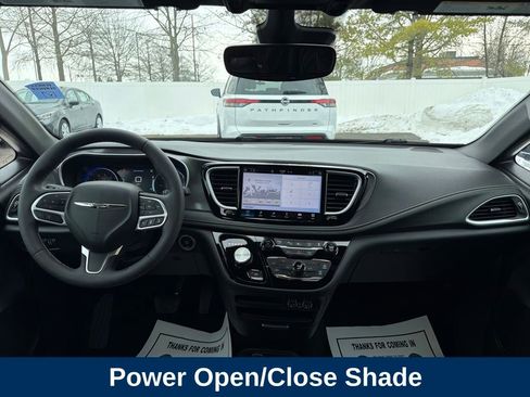 Used 2025 Chrysler Pacifica Select image 15