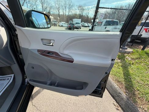 Used 2013 Toyota Sienna Limited w/ Premium Pkg image 14