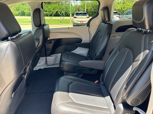 Used 2024 Chrysler Pacifica Touring-L FWD image 17