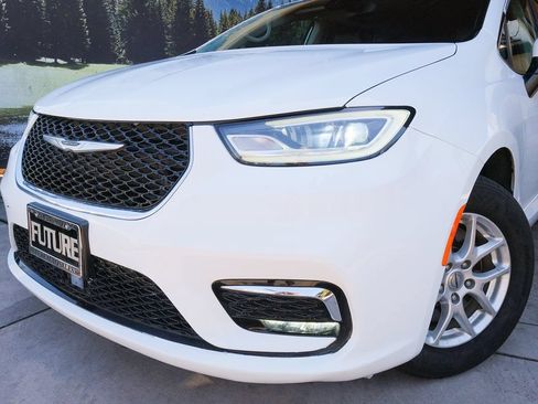 Used 2023 Chrysler Pacifica Touring-L FWD image 8