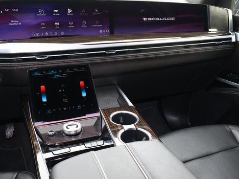 Certified 2025 Cadillac Escalade ESV Luxury image 16