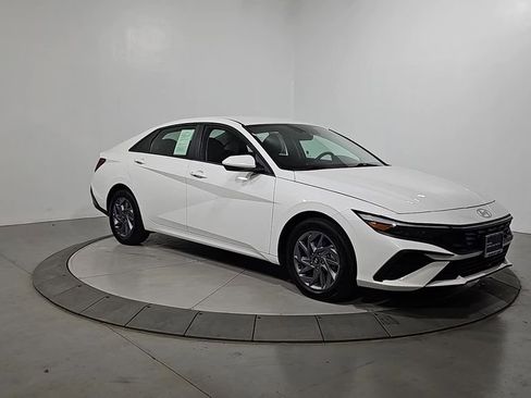 Certified 2025 Hyundai Elantra Hybrid FWD image 8