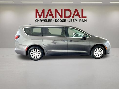 Used 2020 Chrysler Voyager L FWD image 4