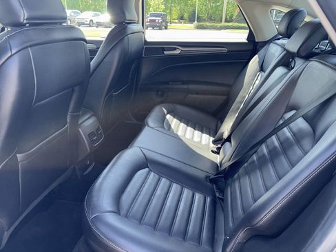 Used 2017 Ford Fusion SE w/ Fusion SE Technology Package FWD image 9