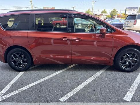 Used 2018 Chrysler Pacifica Touring Plus w/ S Appearance Package FWD image 5