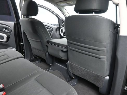 Used 2018 Nissan Titan SV image 14