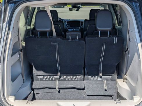 Used 2023 Chrysler Pacifica Touring-L FWD image 7
