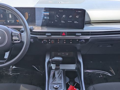 Certified 2025 Kia Sorento LX FWD image 17