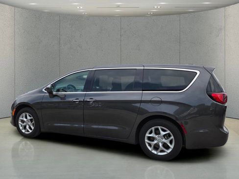 Used 2019 Chrysler Pacifica Touring Plus w/ Advanced Safetytec Group FWD image 5