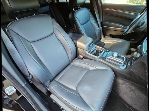 Used 2018 Chrysler 300 Limited image 32