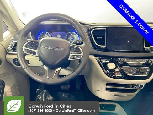 Used 2024 Chrysler Pacifica Touring-L image 26