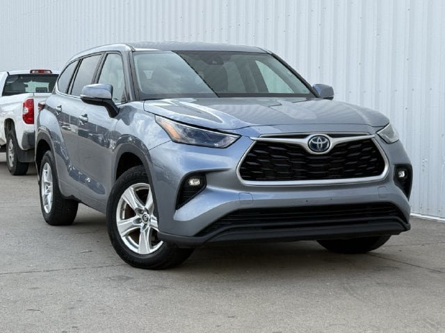 Used 2023 Toyota Highlander LE FWD image 2