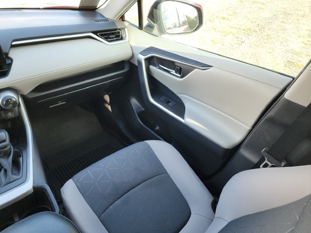 Used 2022 Toyota RAV4 XLE FWD image 19