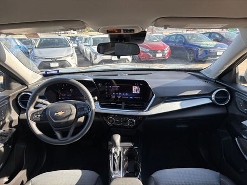 Used 2025 Chevrolet Trax LT image 32