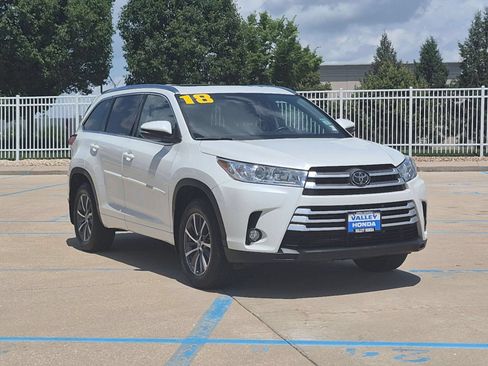 Used 2018 Toyota Highlander XLE AWD/4WD image 4