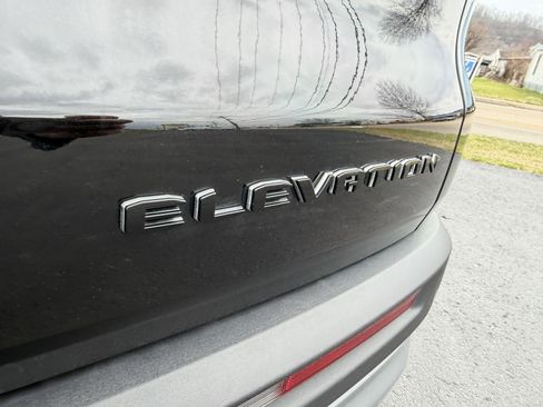 Used 2025 GMC Acadia Elevation image 9