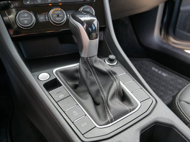 Certified 2023 Volkswagen Jetta SE FWD image 28