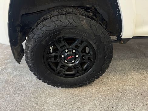 Used 2020 Toyota 4Runner TRD Off-Road Premium w/ Moonroof Package AWD/4WD image 24