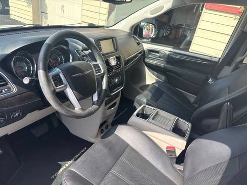Used 2013 Chrysler Town & Country Touring-L w/ Driver Convenience Group FWD image 11