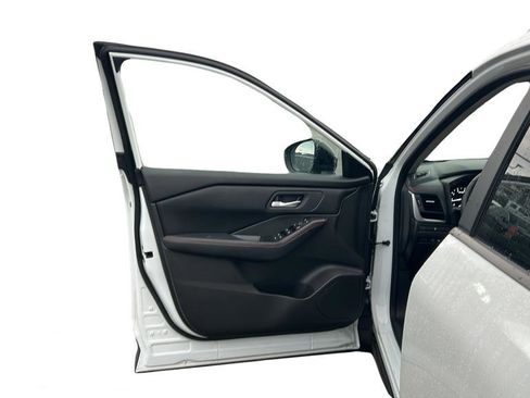 Used 2025 Nissan Rogue SV image 11