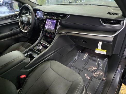 New 2025 Jeep Grand Cherokee L Laredo image 29