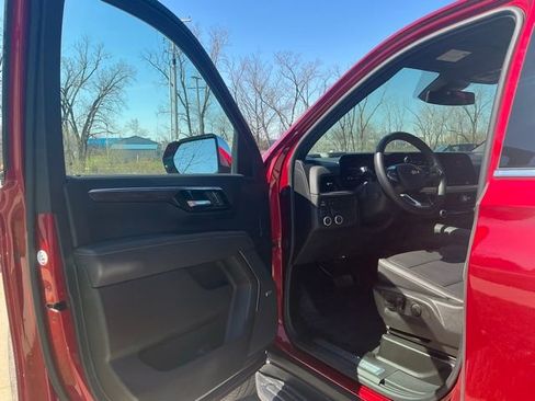 Used 2025 Chevrolet Suburban Premier AWD/4WD image 16