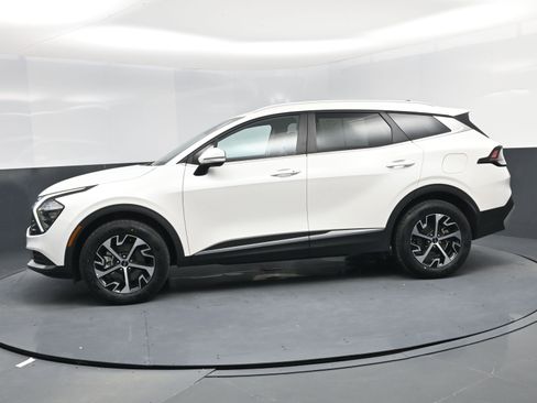 Used 2023 Kia Sportage EX image 3