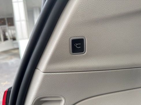 Used 2022 Chrysler Voyager LX image 13