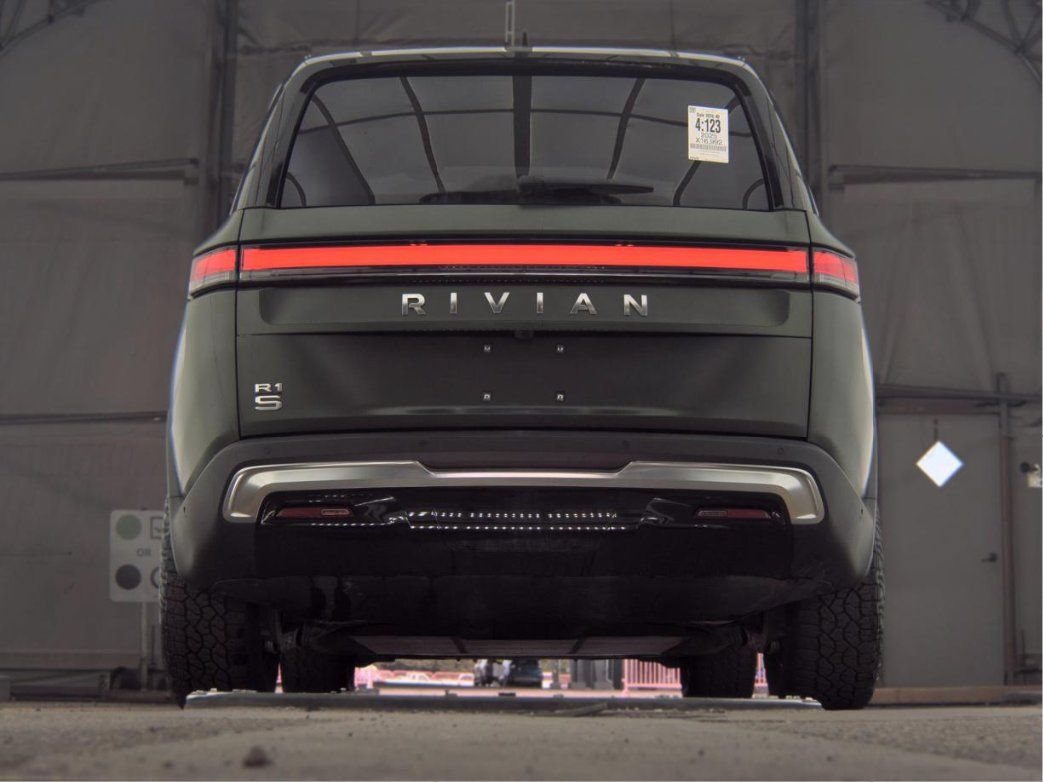 Used 2025 Rivian R1S Adventure Dual AWD/4WD image 7