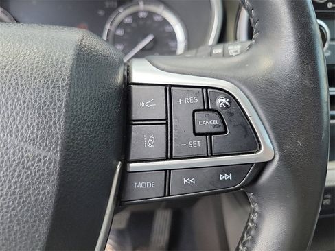 Used 2022 Toyota Highlander XLE image 10