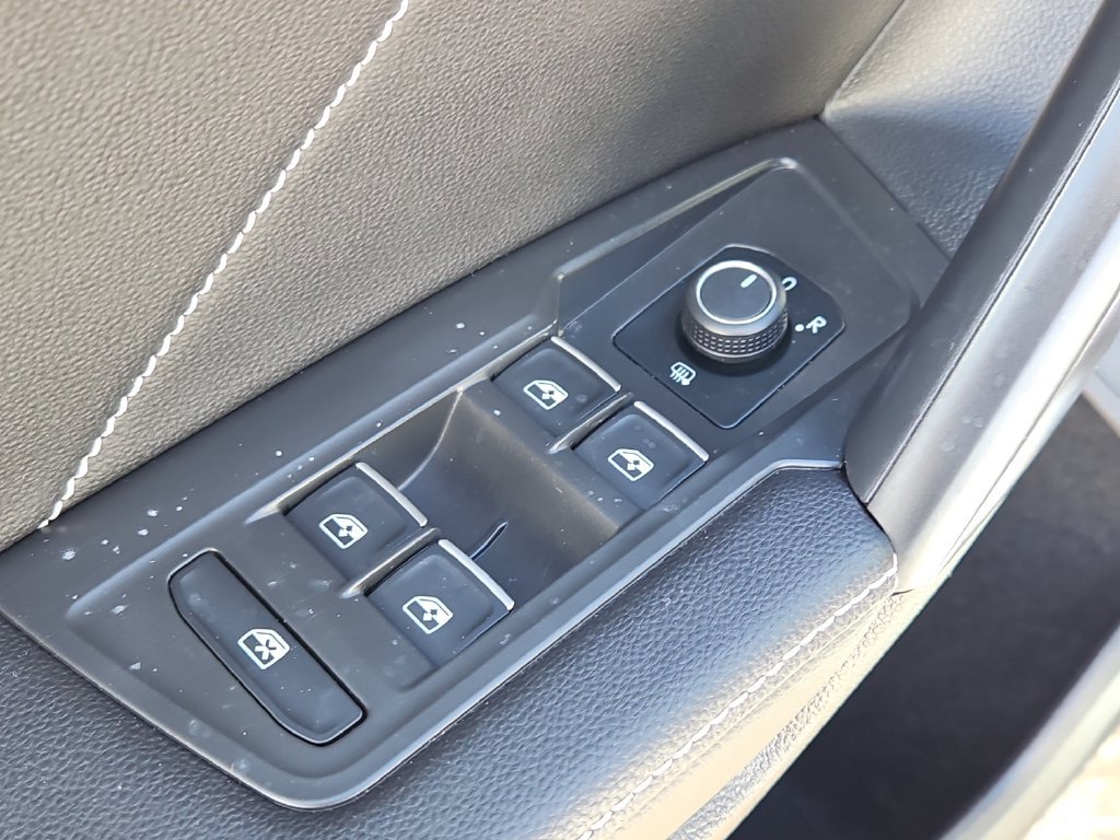 Used 2022 Volkswagen Tiguan SE R-Line AWD/4WD image 27