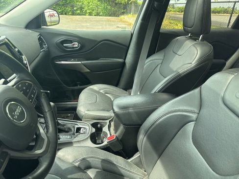 Used 2019 Jeep Cherokee Limited w/ Technology Group AWD/4WD image 8