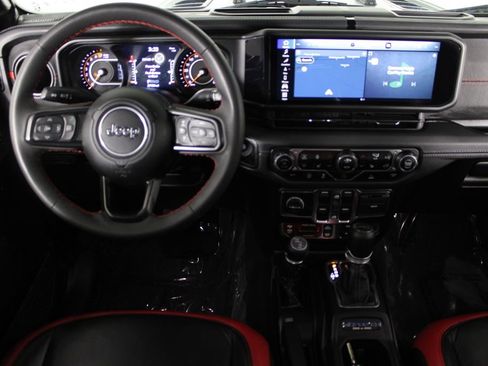 Used 2024 Jeep Gladiator Rubicon w/ Technology Group image 6