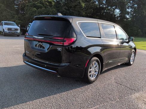Used 2026 Chrysler Pacifica Select FWD image 4