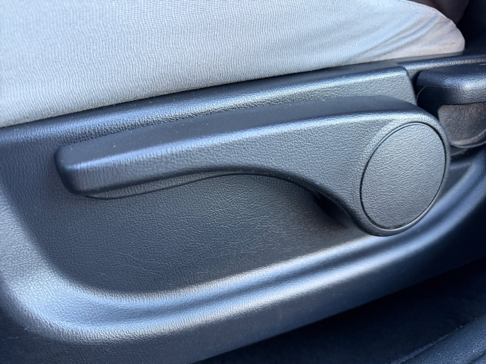Used 2010 Hyundai Elantra GLS FWD image 14