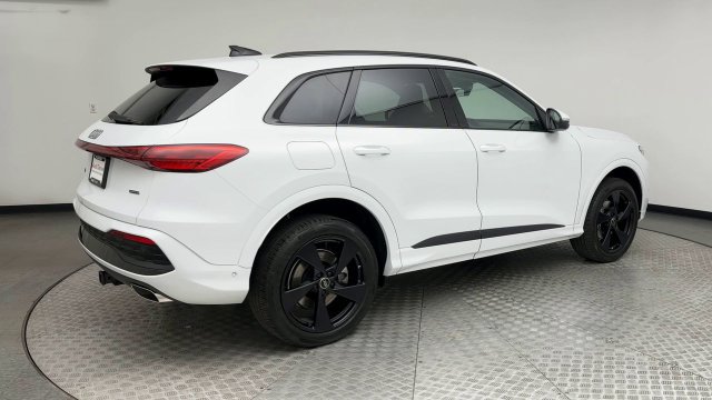 Used 2025 Audi Q5 Premium Plus w/ Premium Plus AWD/4WD image 2