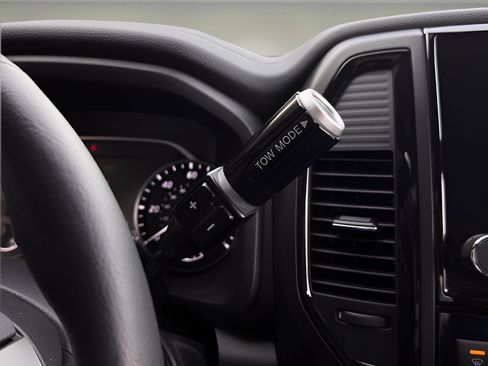 Used 2024 Nissan Titan SV w/ SV Bronze Edition Package image 20