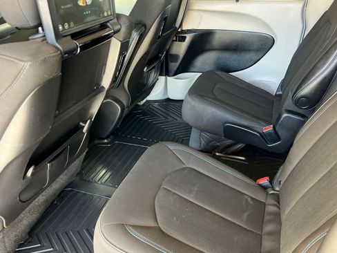Used 2021 Chrysler Pacifica Touring w/ Uconnect Theater Family Group FWD image 4