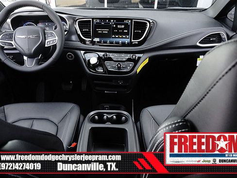 New 2026 Chrysler Pacifica Select image 11