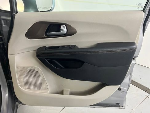 Used 2017 Chrysler Pacifica Touring-L image 29