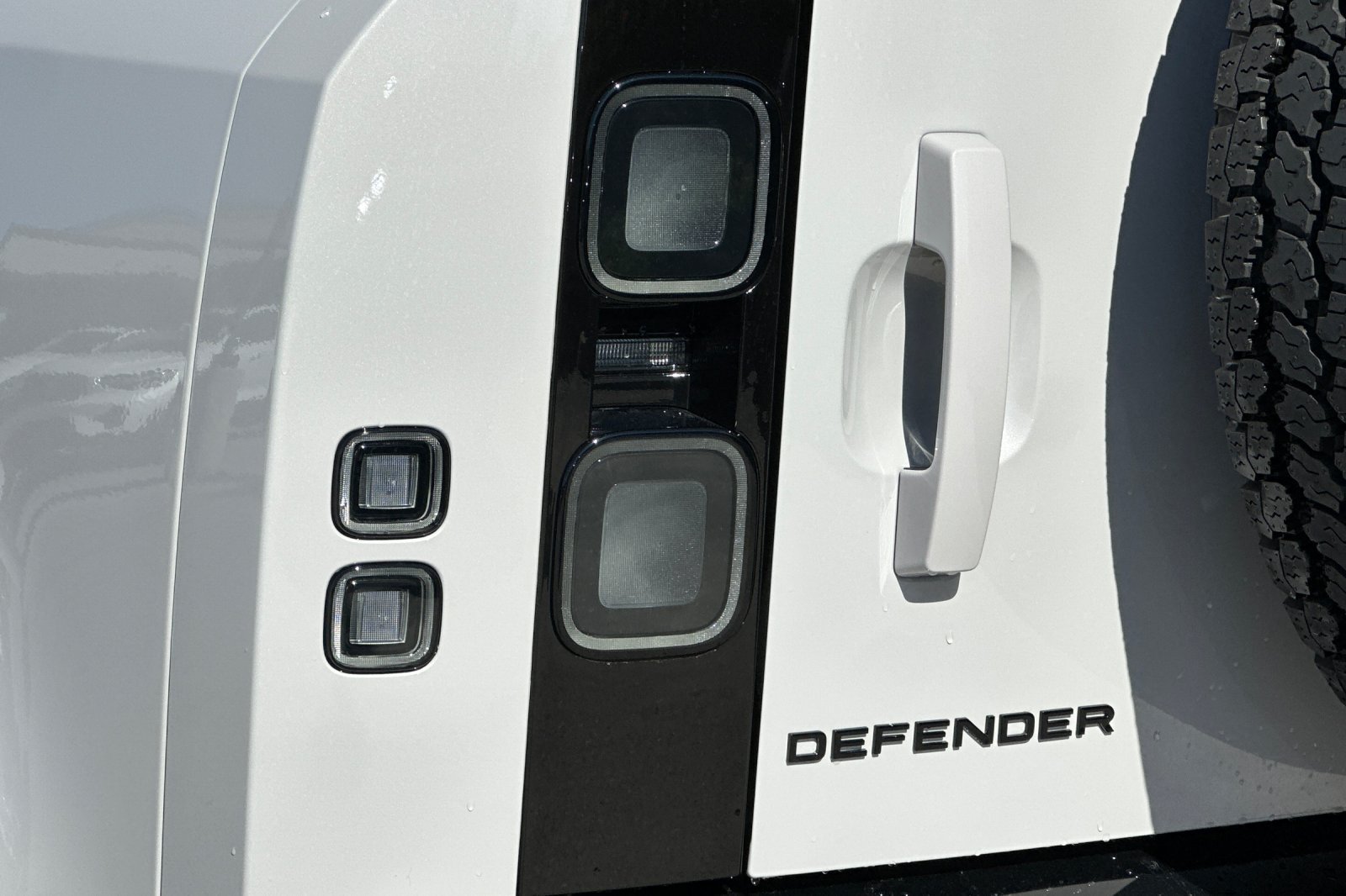 New 2026 Land Rover Defender 110 X-Dynamic SE AWD/4WD image 26
