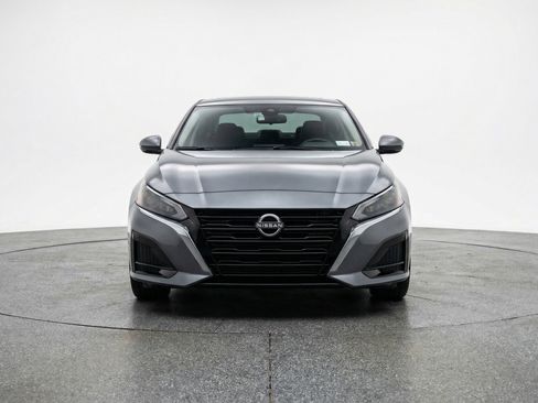 Used 2025 Nissan Altima 2.5 SV FWD image 2