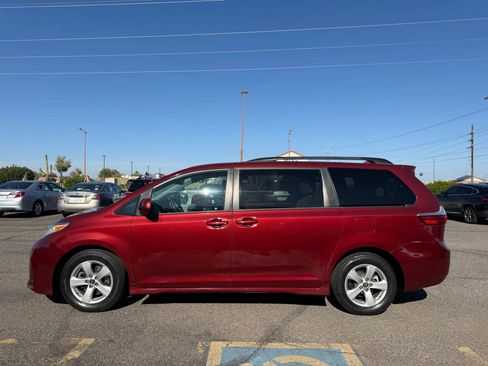 Used 2018 Toyota Sienna LE image 6